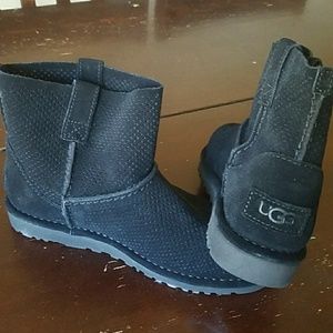 UGG Classic Unlined Mini Perf black